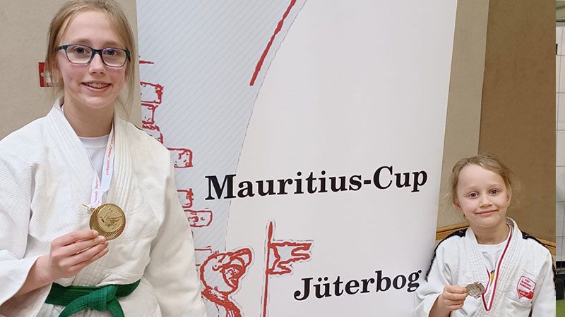 Linda Jean (14) und ihre erst sechsjährige Schwester Jenna Loreen Geerdts nach ihren Kämpfen in Jüterbog in Brandenburg. | Foto: ein