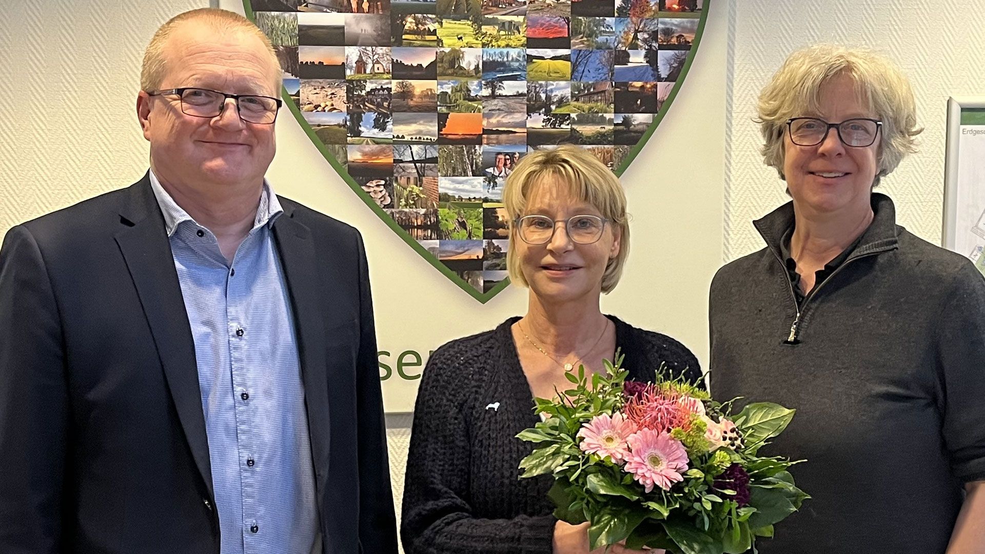 Gabriele Maidorn (Mitte) mit dem Löwen an der Jacke, eingerahmt von Seevetals Bürgermeisterin Emily Weede und ihrem Verwaltungsvertreter Mike Wille. | Foto: ein