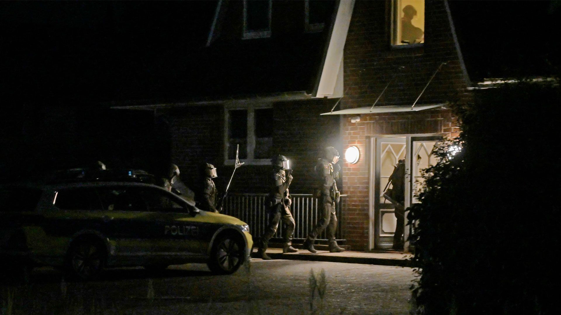 Das SEK dringt in das Mehrfamilienhaus in der Schifferstraße ein, in dem sich Tobias G. in seiner Wohnung verschanzt hat. | Foto: HamburgNews