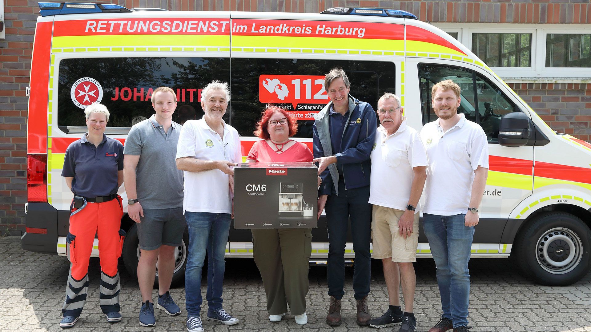 Ein besonderes Highlight des Abends war die Übergabe eines hochwertigen Kaffeeautomaten an das Team der Rettungswache. | Foto: ein