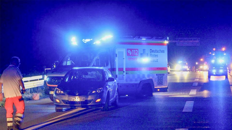 Eine Fußgängerin wurd auf der A1 am Montagabend von einem Opel erfasst und verletzt. | Foto: Lenthe-Medien/Presang