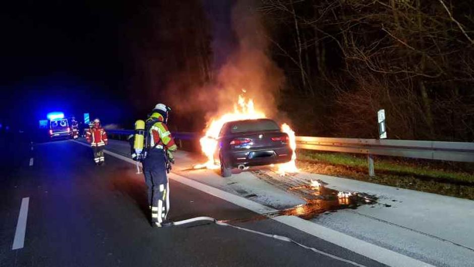 Die Feuerwehr Maschen musste am frühen Sonntagmorgen diesen Pkw-Brand auf der A 39 löschen. | Foto: ein