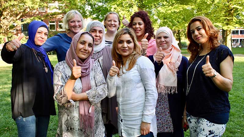Die neuen Stadtteileltern legen los: Mariam Wehbi (von links), Arezoo Amiri, Sobida Malas, Shanaz Mirzal, Hayat Lamrani, Wafaa Hejazi und Manal Almahmoud. Dahinter: Nicole Hauff, Migrationsberatung (links) und Dörthe Heien, zuständig für die Betreuung ehrenamtlicher Mitarbeiter in der Flüchtlingshilfe. | Foto: C. Wöhling