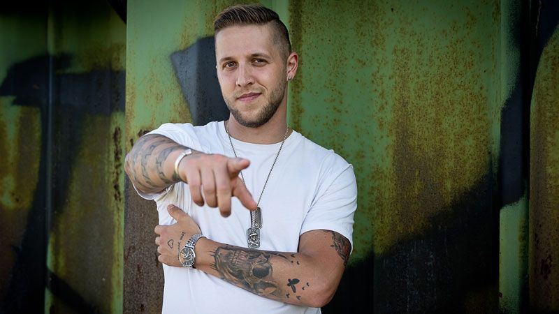 Der Harburger Musiker Dennis Adamus hat sein erstes Album "Right For You" veröffentlicht. | Foto: Daniela Stelter