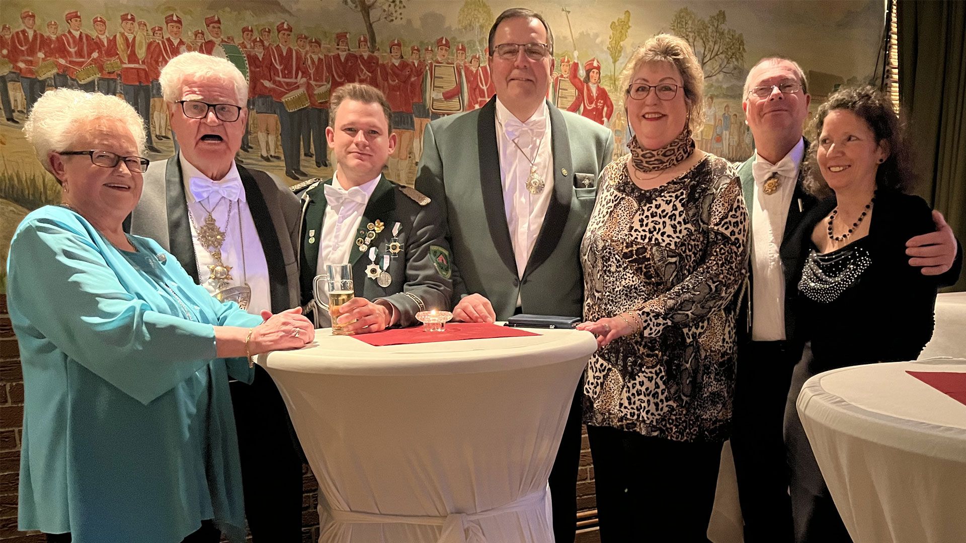Gute Laune beim Königsball im Schützenheim Neugraben; Königin Marion Schankin (von links), Schützenkönig Alfred Leye sowie Adjutantenpaare Till Wedel, Norbert und Angelika Ranft sowie Thorsten und Petra von Boden. | Foto: Frank Schwarz