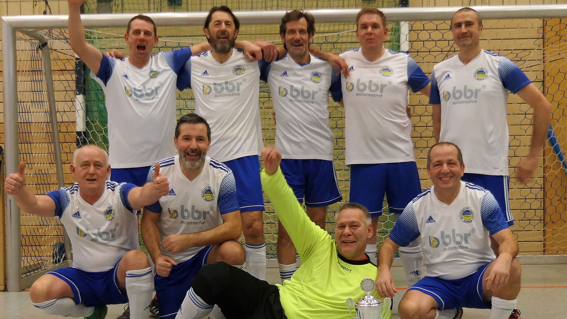 Die Fußball-Spielgemeinschaft Moorburger TSV/Viktoria Harburg hat das Harburger Hallenturnier für Supersenioren gewonnen. Foto: Peter Renck
