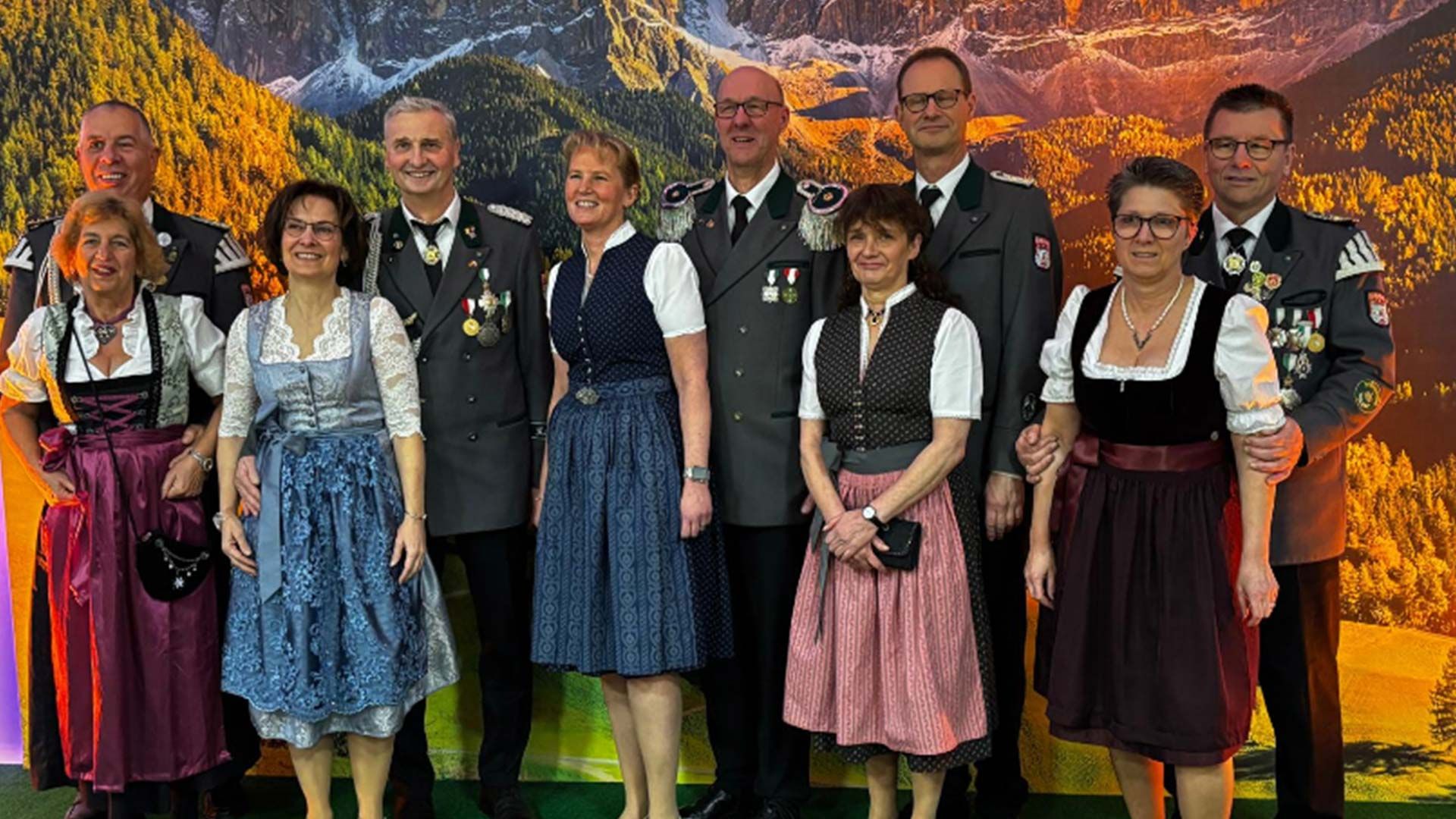 König Torsten Lange mit seinen Adjutanten-Paaren Angela Hahlbohm (vorn, von links), Manuela Versemann, Patricia Meyer, Annegret Enk, Bettina Radloff. Hinten Jörg Hahlbohm (von links), Bernd Versemann, Klaus von Bestenbostel und Rainer Radloff. Foto: ein