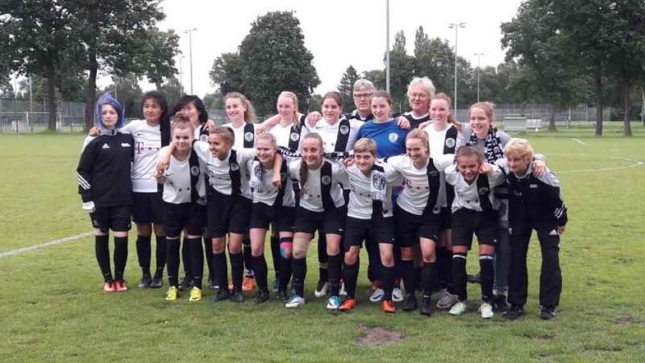 Großer Jubel herrschte nach dem 4:2-Erfolg der HTB-Frauenelf über den HSV II bei Spielerinnen und Betreuern aus Harburg. Jetzt steigen die HTB-Kickerinnen in die Landesliga auf. | Foto: ein