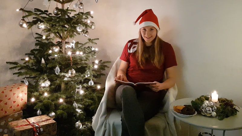 Katharina Filter von Buxthéhuder SV beim Vorlesen einer Adventsgeschichte. | Foto: Buxtehuder SV