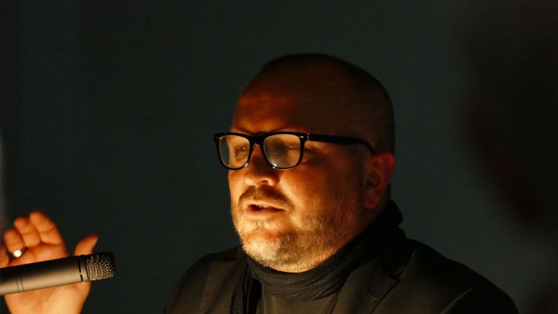 Tim Pröse liest auf der Biografie Jan Fedders. | Foto: Gemeinde Neu Wulmstorf