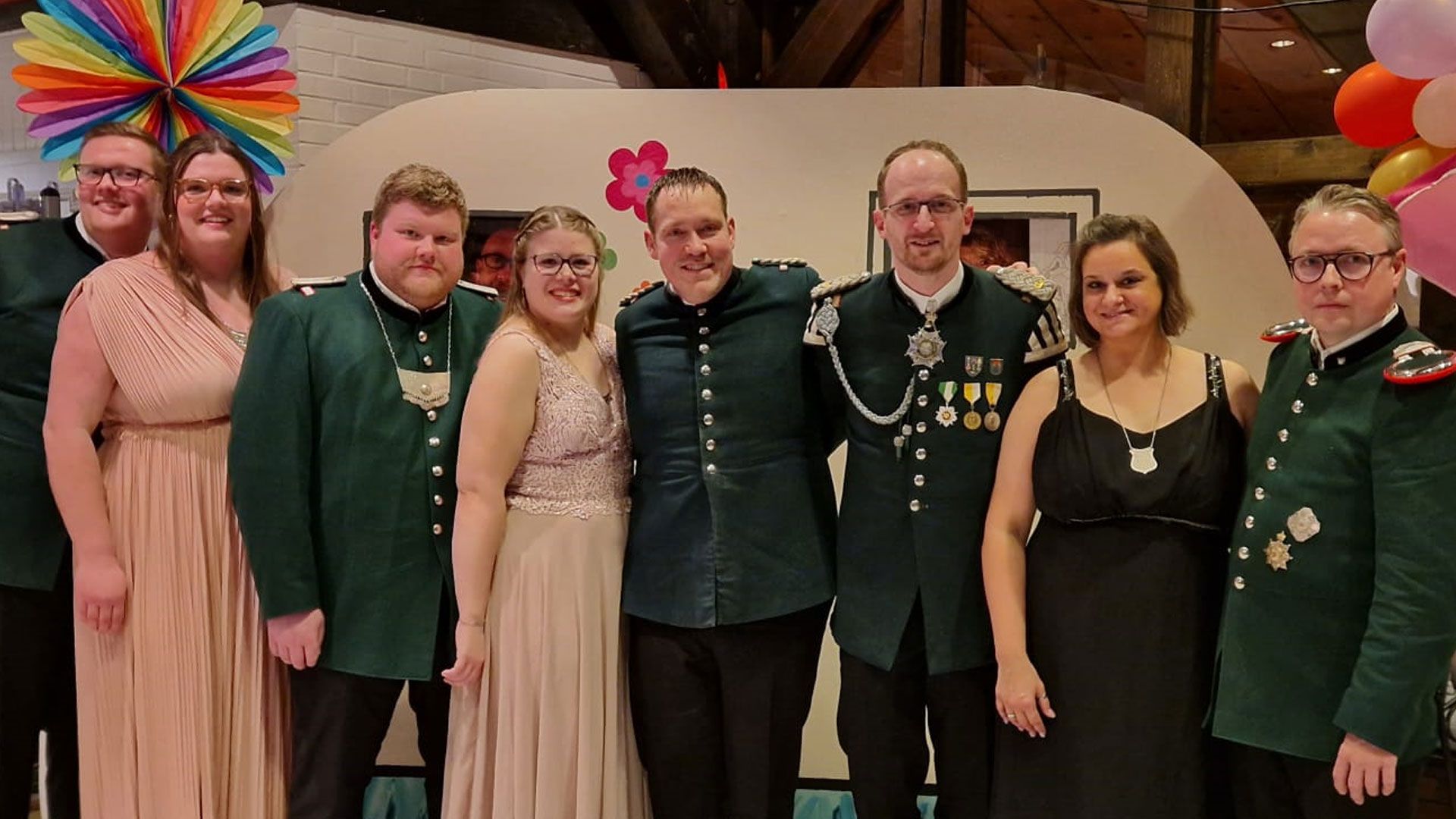Die Tostedter Königscrew feierte: Hauke Stöver, Katharina Lichte, Nils Stoffers, Yvonne Lengning, Marc Baden, Sven Baden, Ivonn Goetsch, Tim Goetsch (v.l.). | Foto: ein