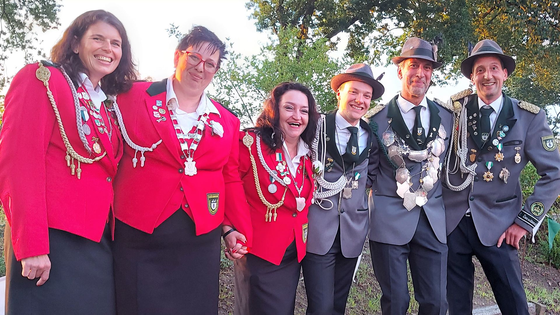 Die Majestäten des SV Ashausen: Wiebke Iwohn (Adjutantin, von links), Melanie Hamann (Königin), Stefanie Lohse (Adjutantin), Kevin Zvanbergs (Adjutant), Hartmut Völker (König), Michael Wöckner (Adjutant). | Foto: SV Ashausen