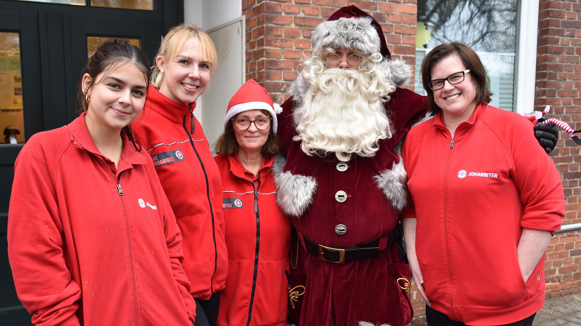 Einrichtungsleitung Sonja Eikhof (rechts) freute sich gemeinsam mit ihrem Team Jessica Gaertner (von links), Sarah Manoudis und Karin Reisener über den überraschenden Besuch des Weihnachtsmanns. | Foto: Johanniter