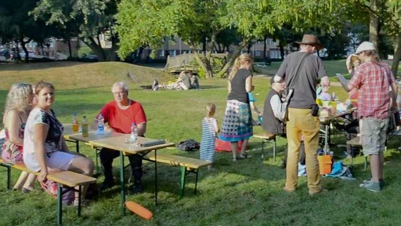 Mit dem Bunten Dinner kritisieren die Veranstalter die weiße Kleidung als „überwundene Symbolik der (reichen) Oberschicht" | Foto: Niels Kreller