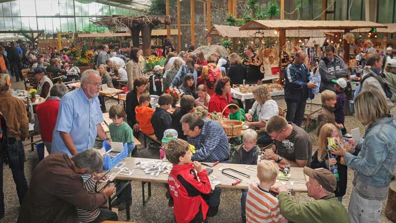 Beim Herbstmarkt im Wildpark Schwaruze Berge in vahrendorf geht es bunt zu. | Foto: Wildpark Schwarze Berge