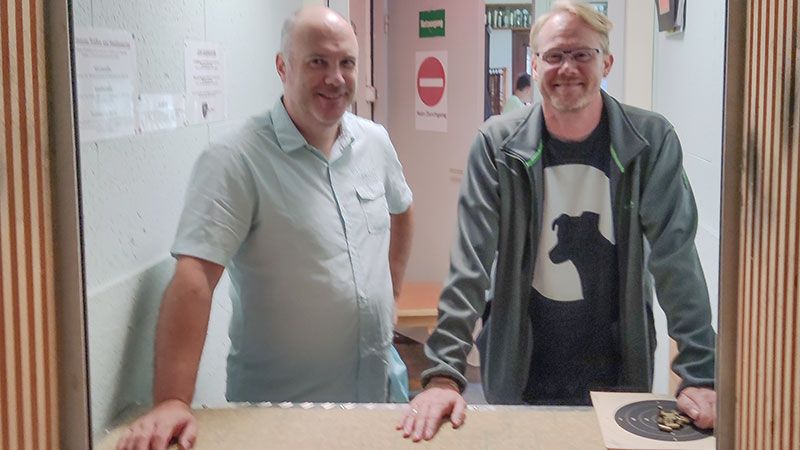 Florian Hailer (links) und René Geschke-Böttcher haben das Projekt runderneuerter Pistolenstand von November bis heute voran gebracht. | Foto: Schützenverein Neugraben-Scheideholz