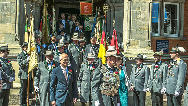 Ausmarsch der Harburger Schützengilde aus dem Harburger Rathaus mit Hamburgs Bürgermeister Dr. Peter Tschentscher und Gildekönig Jörg Geffke als Auftakt des Vogelschießens 2019 in Uniform. Wird es das in Zukunft nicht mehr geben? | Foto: Niels Kreller
