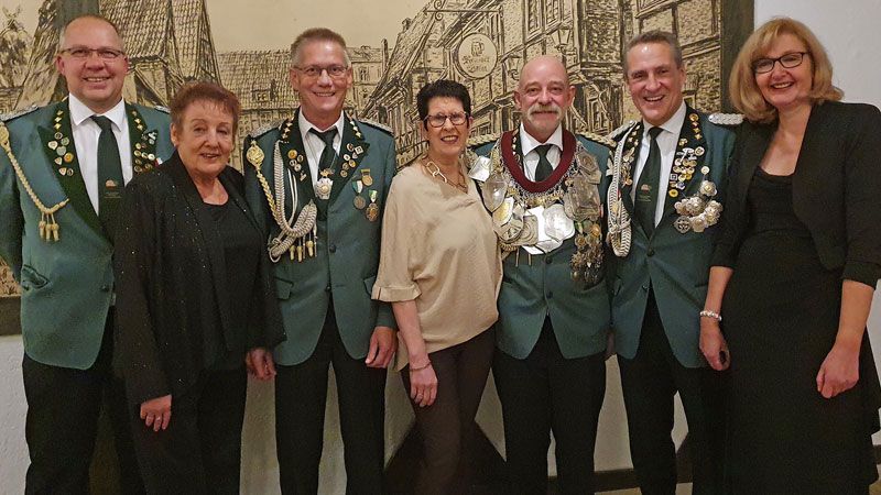 Das Hausbrucher Königsteam: Adjutant Thomas Rehfinger (von links), Adjutant Michael Hübner mit Ehefrau Gabi, König Thomas Burgunder mit Königin Angela sowie Adjutant Michael John mit Ehefrau Martina. | Foto: ein