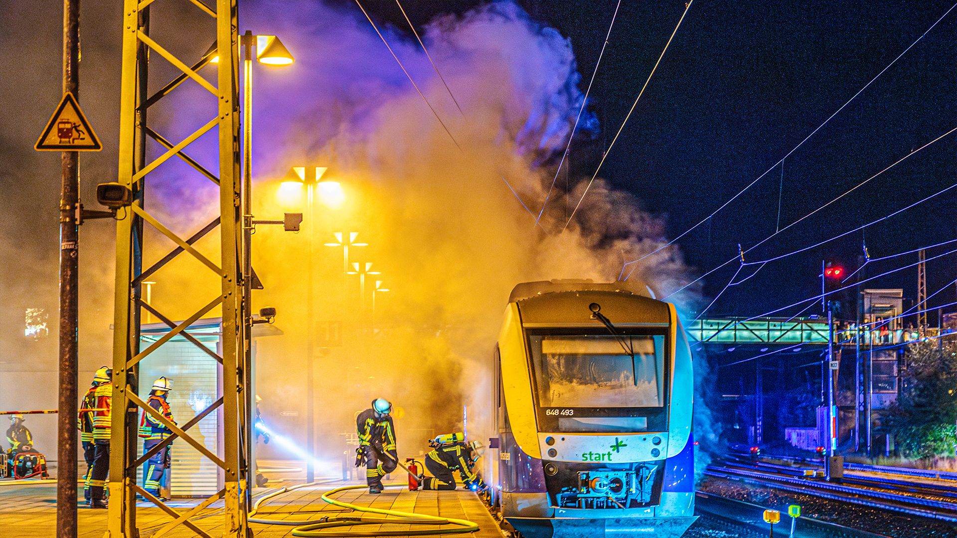 Das Feuer im Zug sorgte für dichten Rauch, der über den Bahnhof und Buchholz hinwezog. | Foto: JOTO