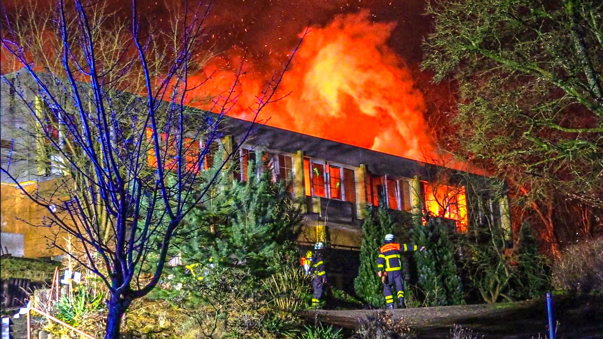 Das Berghotel Hamburg Blick (Sennhütte) in Hausbruch wurde in der Nacht ein Raub der Flammen. | Foto: Lenthe-Medien