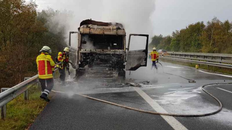 Die Feuerwehr Seevetal löschte diesen brennenden Lkw. Es kam zu erheblichen Verkehrsbeeinträchtigungen. | Foto: ein