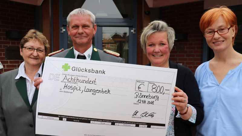 André und Gundula Cebulla, amtierendes Königspaar des Schützenvereins Rönneburg, übergaben den Erlös des Königsballs persönlich an Hospizleiterin Britta True (2. v. re.) und Dirka Grießhaber vom DRK. | Foto: ein