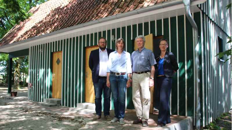 Das barrierefreie WC-Häuschen am historischen Heidebauernhof im Freilichtmuseum am Kiekeberg Museumsdirektor Stefan Zimmermann (von links), Architektin Theda Pahl, ehrenamtlicher Architekt Horst Meyer, Kaufmännische Geschäftsführerin Carina Meyer. | Foto: ein