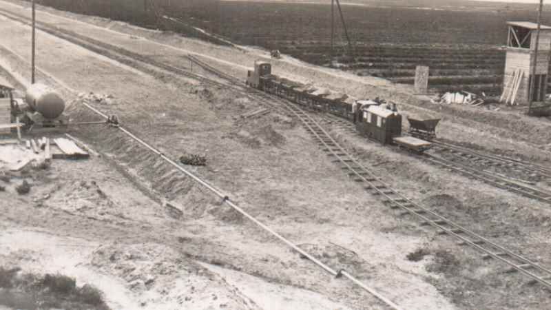 Eine Feldbahn transportiert Baumaterial auf der zukünftigen A1, Bild - Archiv Harms, Hollenstedt. | Foto: ein