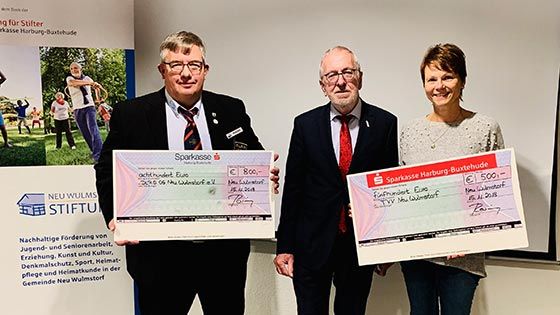Wolf-Egbert Rosenzweig mit den Gewinnern des Förderpreises der Neu Wulmstorf-Stiftung: Michael Bredow, DLRG Neu Wulmstorf (links) und Britta Martens, TVV Neu Wulmstorf (rechts),©NeuWulmstorf-Stiftung. | Foto: ein
