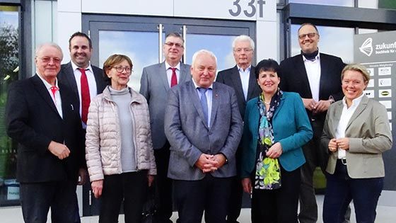 Heiner Schönecke (5.v.L.) hat anlässlich seines 70. Geburtstages einen Preis für Schüler gestiftet. | Foto: ein