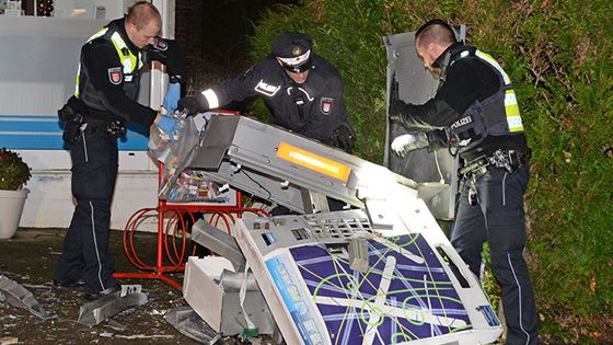 Polizeibeamten untersuchen den gesprengten Zigarettenautomaten in der Bremer Straße in Harburg, | Foto: André Lenthe Fotografie