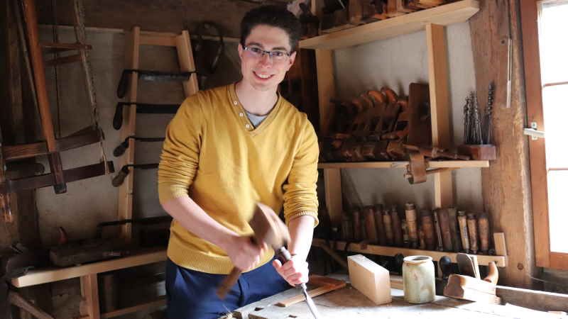 Ausstellungskurator Chris Stölting mit einem Stechbeitel in der bestehenden Tischler-Ausstellung des Freilichtmuseums am Kiekeberg in Ehestorf. | Foto: ein