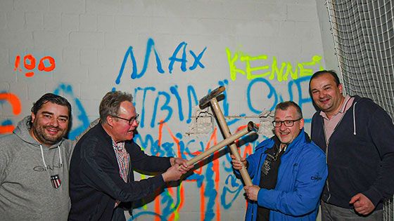 Legen selbst Hand an: HTB-Präsident Michael Armbrecht (3.v.L.), die beiden Vizepräsidenten Ralph Fromhagen (2.v.L.) und Sven Vogler (rechts) sowie der CDU-Kreisvorsitzende Uwe Schneider (links außen). | Foto: Niels Kreller