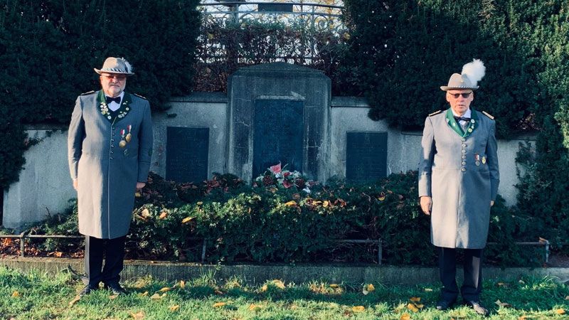 Der Kranz der Harburger Schützengilde zum Gedenken an die Opfer der beiden Weltkriege wurde in diesem Jahr nur durch den 1. Schaffer Frank Kirste und den 2. Patron Klaus-Jürgen Hübner auf dem Schwarzenberg niedergelegt. | Foto: ein