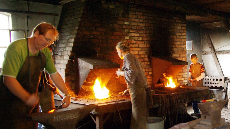 Im Freilichtmuseum am Kiekeberg können die Kids auch das Schmiedehandwerk kennenlernen. | Foto: FLMK