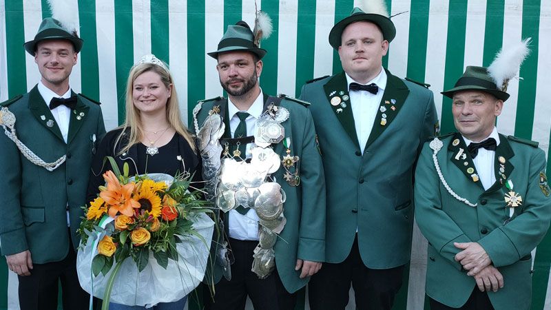 Freuen sich auf das kommende Königsjahr:  Jan Hilbring Katharina und Marcel Englert Daniel Oberdieck und Heiko Boelke (v.l.). | Foto: ein