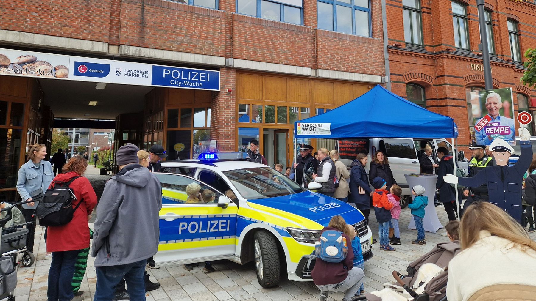 Das Polizeiauto beim Blaulichttag ist gerade bei den kleinen Beuscher enorm beliebt. | Foto: ein