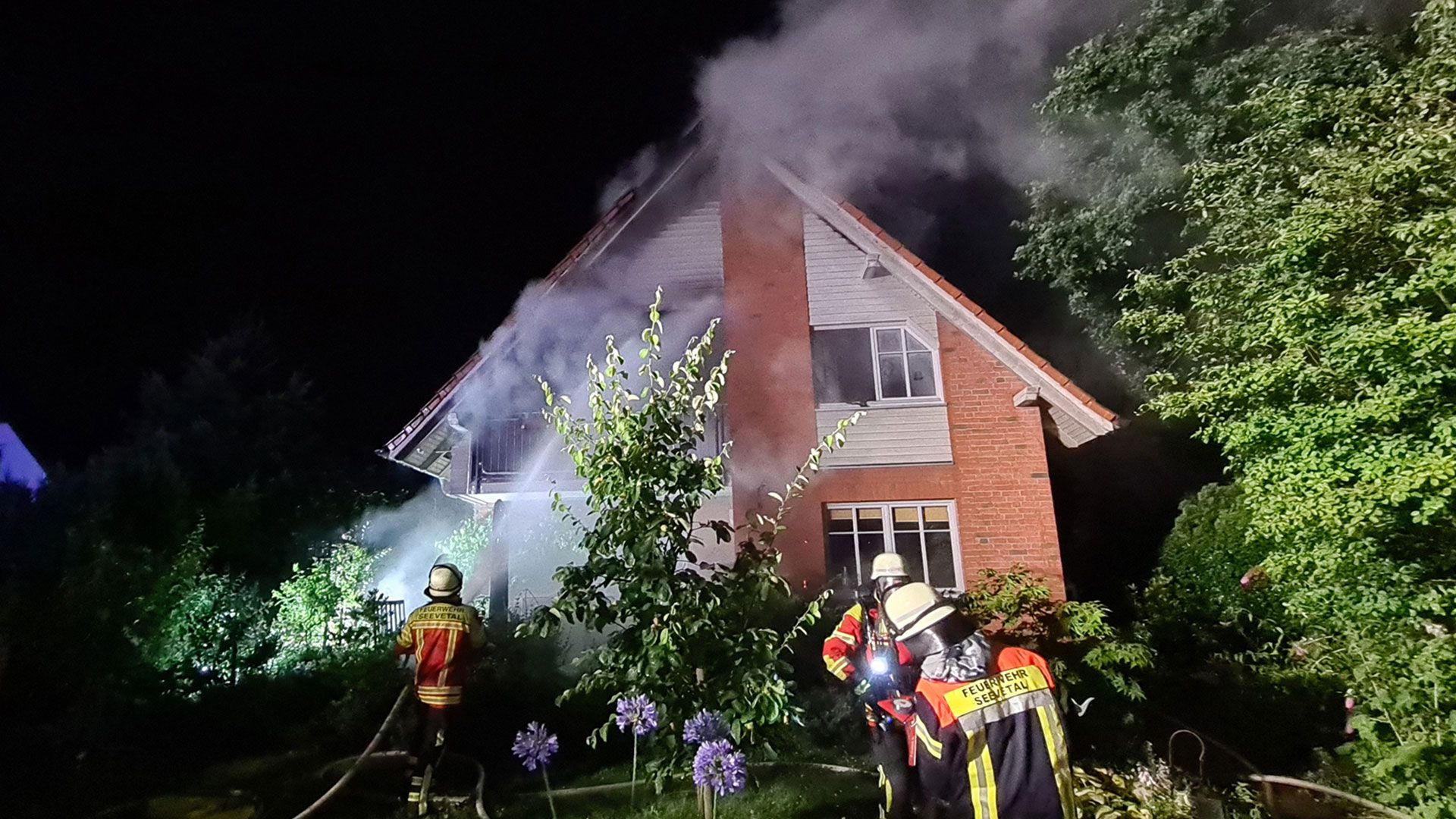 In voller Ausdehnung brannte am Mittwochabend ein Dachstuhl nach einem Blitzeinschlag in Maschen. Aktive von sieben Feuerwehren waren im Einsatz, um den Brand zu löschen. | Foto: A. Feldtmann