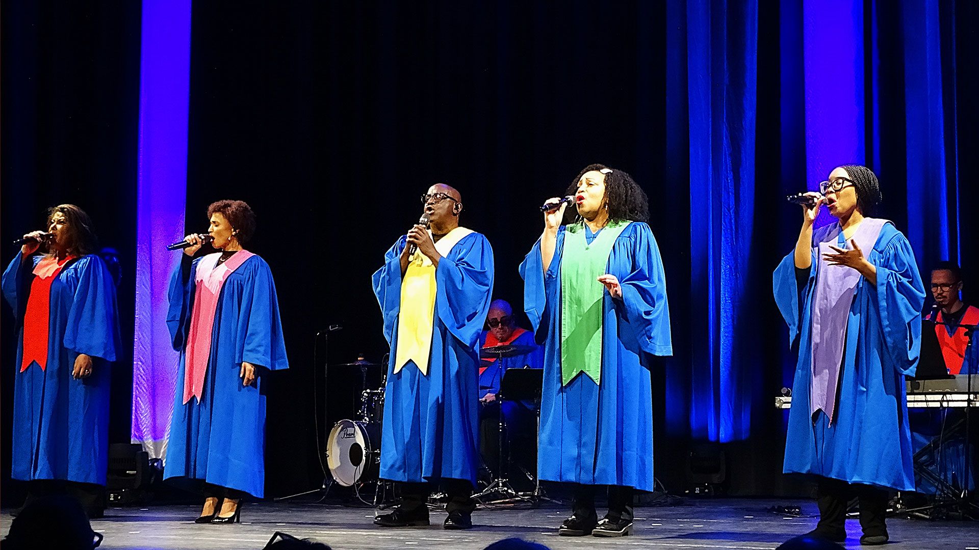 Einen tollen Abend für alle Freunde der Gospelmusik bereiteten die Musiker und Sänger der USA Gospel Singers & Band in der Buchholzer Empore. | Foto: Ilka Teschner