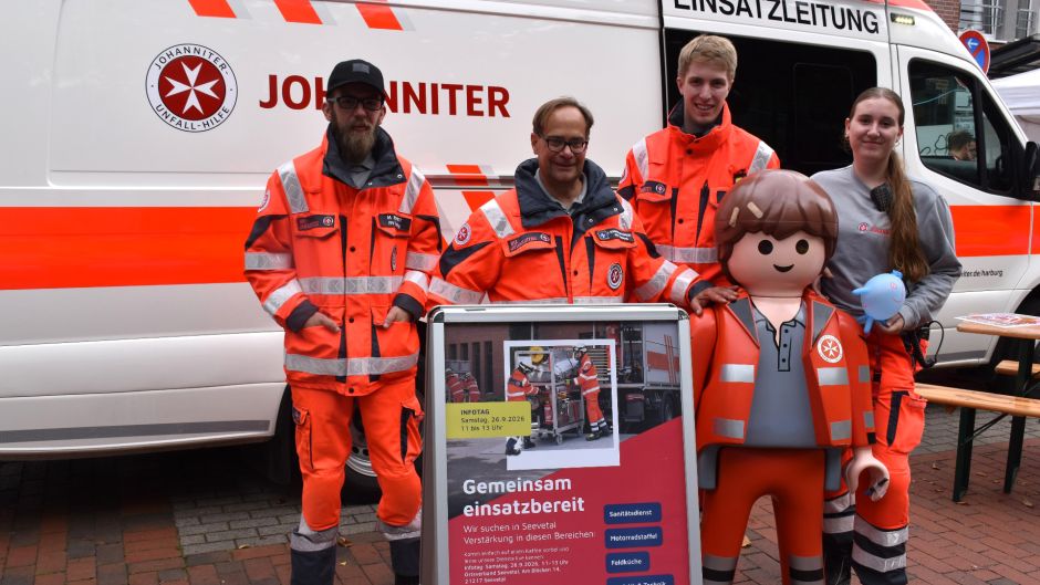 Die ehrenamtlichen Helfer der Johanniter in Seevetal suchen Verstärkung und informieren bei einem Kennenlerntag. Mirco Schmidt (von links), Jan Schwensow-Könecke, Georg Boltze und Jette Grabowski informierten bereits beim Meckelfelder Dorffest. Foto: Johanniter