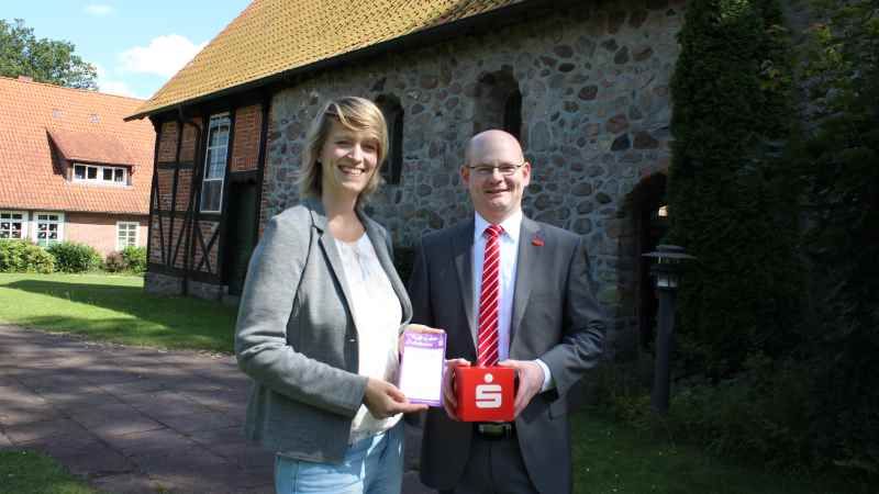 Maria Pallasch, künstlerische Leiterin des Projekts „Musik in alten Heidekirchen“, und Sparkassen-Filialleiter Timo Böttcher laden ein, die sonntäglichen Konzerte in Heidekirchen zu besuchen. | Foto: ein