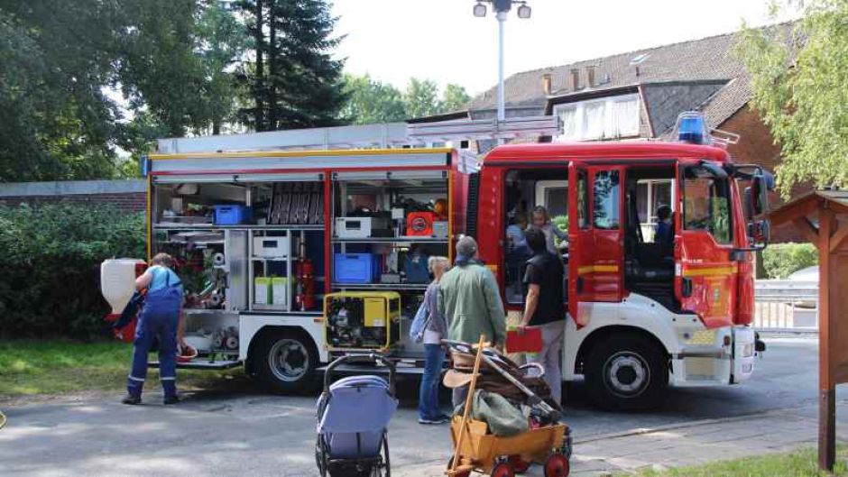 Die ausgestellten Feuerwehrfahrzeuge wurden bestaunt, hier eins der beiden neuen Lindhorster Fahrzeuge. | Foto: ein