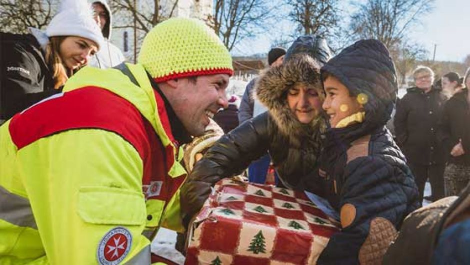 Ein Funken Hoffnung für bedürftige Familien in Osteuropa: Die Hilfsaktion Weihnachtstrucker der Johanniter. | Foto: ein