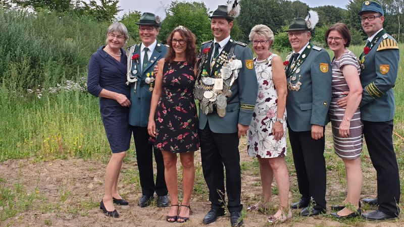 Das Vahrendorfer Königs- und Adjutanten-Team: Sybille Schuster-Bock (von links), Jürgen Meyer, Nicole und Arne Vaubel, Carmen und Wolfgang Peters sowie Elke und Lars Völsch. | Foto: ein