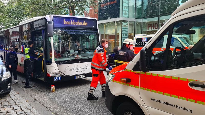 Die Rettungskräfte versorgten den verunfallten Fußgänger und flogen ihn mit dem Rettungshubschrauber ins Krankenhaus. | Foto: HamburgNews