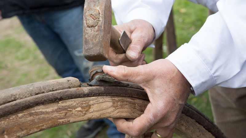 Arbeit an historischen Rädern in der Museumsstellmacherei Langenrehm. | Foto: FLMK