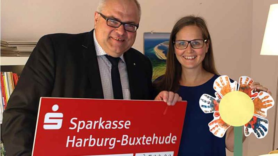 Bernd Meyer von der Sparkasse Harburg-Buxtehude mit Sandra Bockrath, Leiterin der Kita „Grüne Insel“ und des Projektes „Kinderteller“ in Neuwiedenthal, mit dem symbolischen Spendenscheck. Foto: DRK-Kreisverband Hamburg-Harburg e.V. | Foto: ein