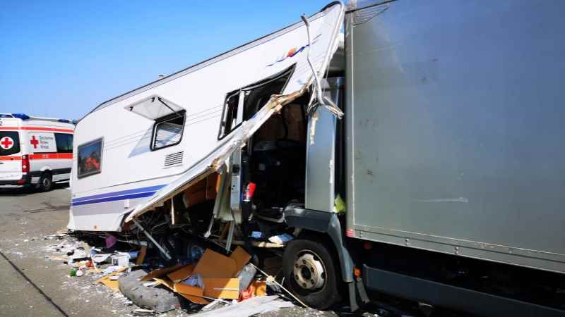 Dieser Verkehrsunfall auf der A 1 erforderte den Einsatz der Feuerwehr Maschen und sorgte für einen langen Rückstau. | Fotos: ein