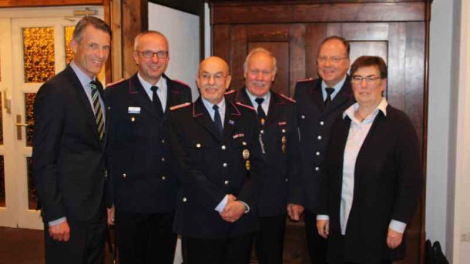 Über die Ehrungen bei der Feuerwehr Sprötze freuen sich der Buchholzer Bürgermeister Jan-Hendrik Röhse (von links), Kreisbrandmeister Volker Bellmann, Henry Geist, Eberhard Wentzien, Ortsbrandmeister Thomas Meschkat und Sprötzes Ortsbürggermeisterin Heidemarie Micheel. | Foto: ein