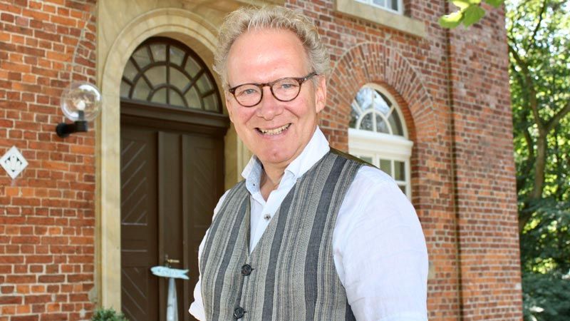 Pastor Dr. Bernd Vogel vor der Jesteburger St. Martins-Kirche. | Foto: ein/C. Wöhling